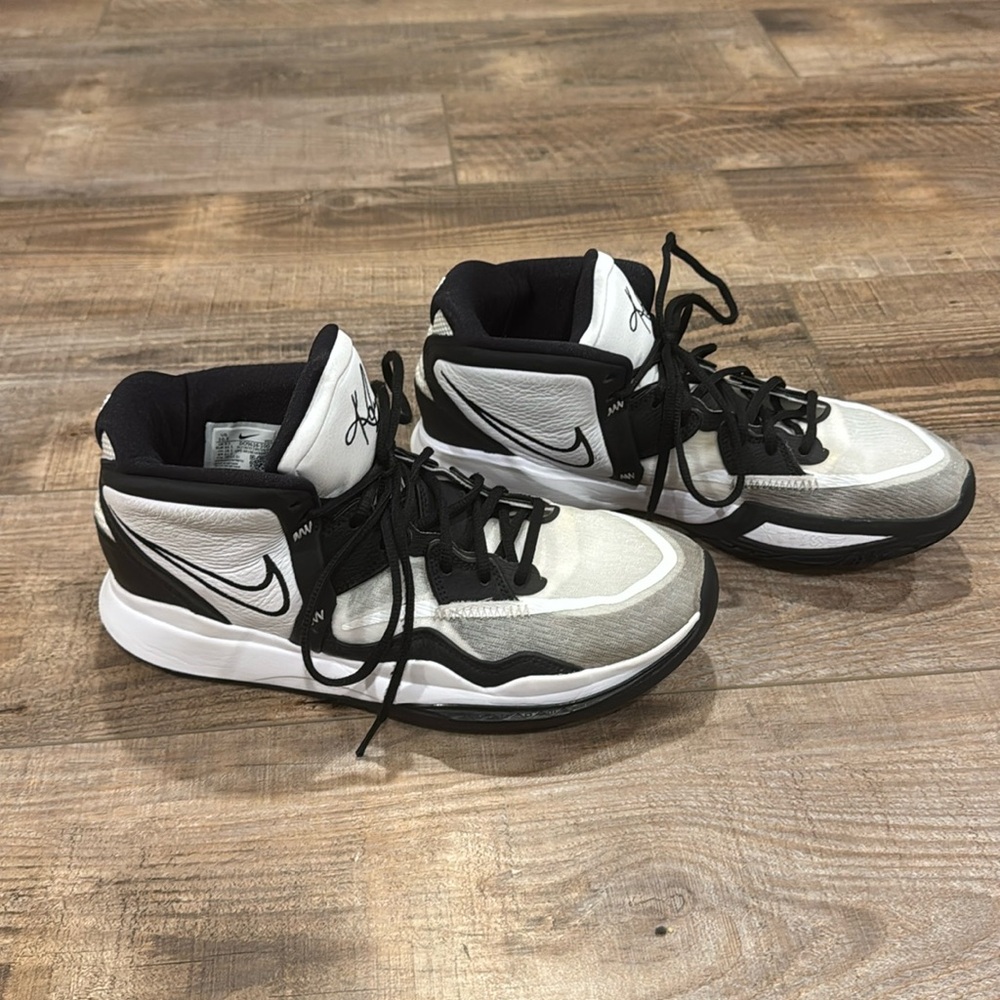 Nike Kyrie Basketball Shoes Black and White Mens Size 10.5